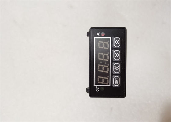 Le RELAIS du CONTRÔLEUR de TEMPÉRATURE d'Omron E5GN-R1TC 1 A PRODUIT 100-240 VCA 50/60 hertz DIN 1/32
