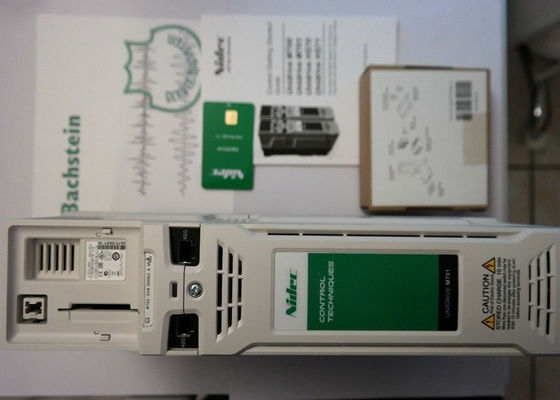 Série M701-03400062A de Nidec Unidrive M700 de techniques de contrôle inverseur industriel à C.A. de 2.2/3.0 kilowatts
