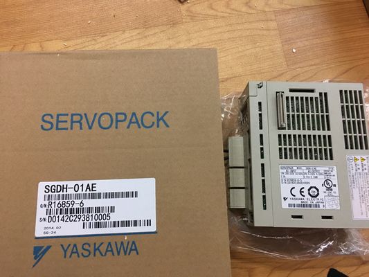 Le servo 50/60HZ industriel conduit YASKAWA SGDH-01AE SERVOPACK tout neuf