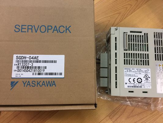 Le servo 50/60HZ industriel conduit YASKAWA SGDH-04AE SERVOPACK tout neuf