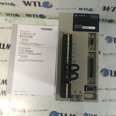 Le servo 50/60HZ industriel conduit YASKAWA SGDS-04A15A SERVOPACK tout neuf