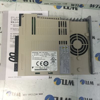 Le servo 50/60HZ industriel conduit YASKAWA SGDS-04A15A SERVOPACK tout neuf