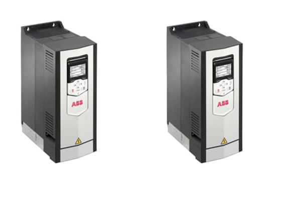 Le C.A. de la basse tension ACS880-01-017A-3 conduit 3AUA0000107991 fixé au mur