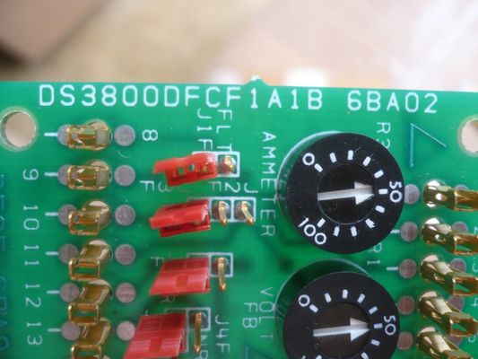La carte DS3800DFCF de GE dispose de 17 connecteurs à broche unique et de 3 potentiomètres pour régler le courant