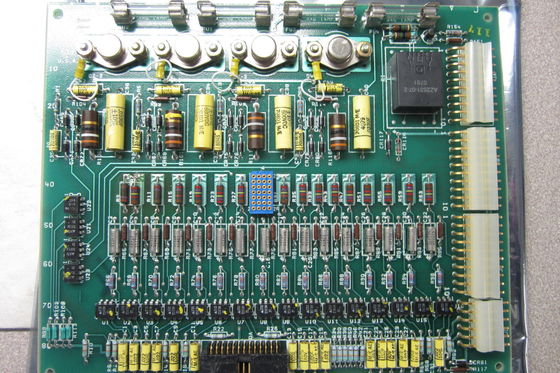 GE Input Isolator Board DS3800HIOA fonctionnalités pour installer la carte avec des vis dans l'intérieur de l'entraînement