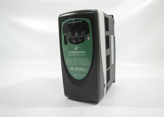 Les systèmes de commande d'Emerson SK2203 AC entraînent le commandant de la série SK INPUT 200-240 VAC 24.2 A