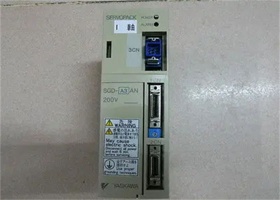Les servomoteurs Yaskawa SGD-A3AN sont neufs dans la boîte d'origine 230V