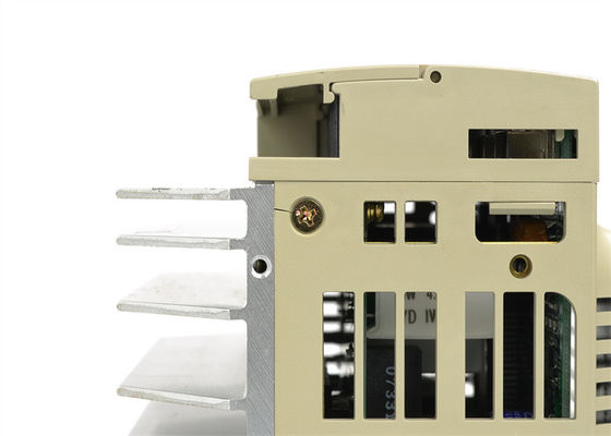 Tout neuf Yaskawa SGDL-03BP Servo Drive 3 phases dans la boîte d'origine