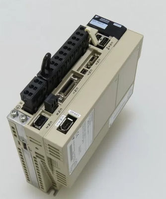 Le servo-amplificateur Yaskawa SGDV-180A15A est tout neuf dans la boîte