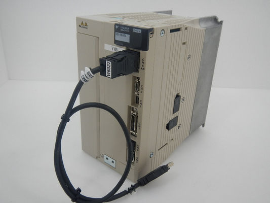 Le servo-amplificateur Yaskawa SGDV-180A15A est tout neuf dans la boîte