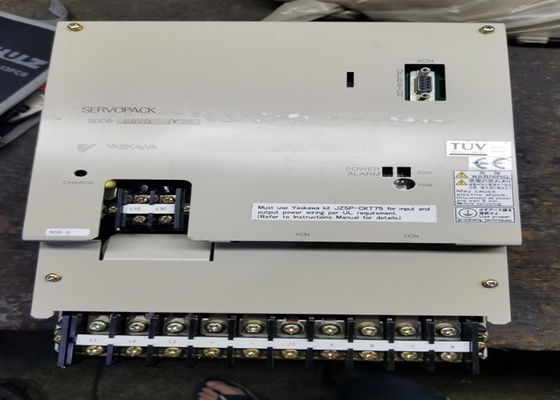 Les servo-entraînements de Yaskawa Industrial SGDB-60AD sont tout neufs en boîte.