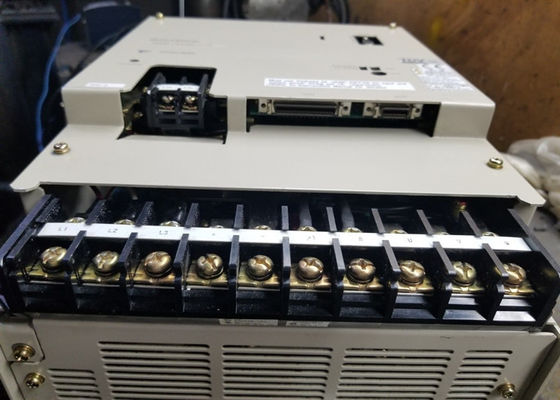 Les servo-entraînements de Yaskawa Industrial SGDB-60AD sont tout neufs en boîte.