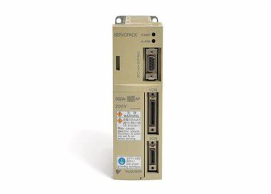 Les servo-entraîneurs de la série Sigma SGDA-02AP de Yaskawa sont neufs dans la boîte d'origine.