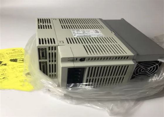 Les nouveaux servomoteurs industriels Yaskawa SGDB-20ADP dans la boîte originale