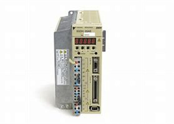 Les servo-entraînements de la série 2 de Yaskawa Sigma SGDH-05AE sont neufs en boîte.