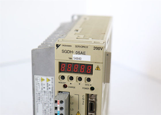 Les servo-entraînements de la série 2 de Yaskawa Sigma SGDH-05AE sont neufs en boîte.