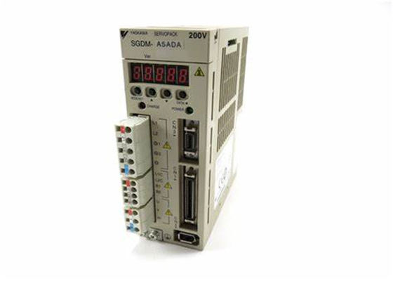 Le servo-amplificateur Yaskawa SGDM-A5ADA est neuf dans la boîte d'origine.