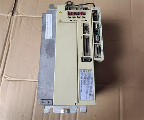 Le moteur de servo industriel Yaskawa SGDH-10AE est équipé d'un moteur de servo industriel