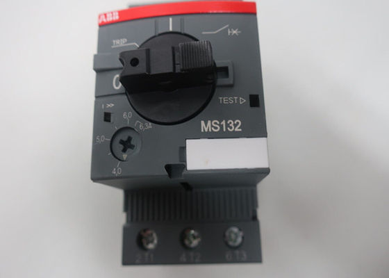 MS132-6.3 est un dispositif compact de 45 mm de largeur avec un courant de fonctionnement nominal