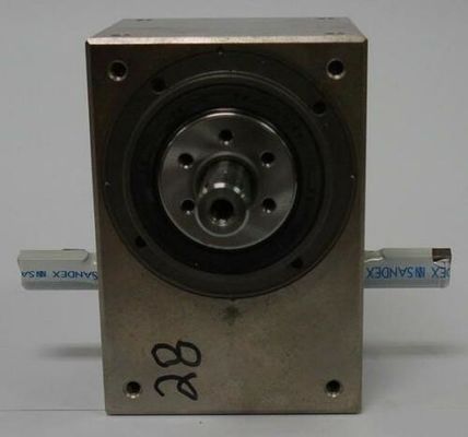 Le moteur est équipé d'un boîtier de vitesses de 45 degrés.
