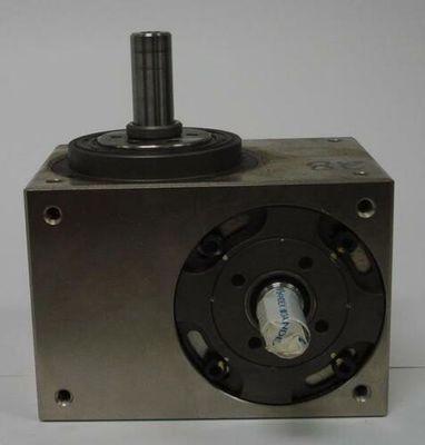 Le moteur est équipé d'un boîtier de vitesses de 45 degrés.