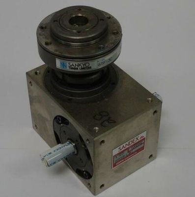 Le moteur est équipé d'un boîtier de vitesses de 45 degrés.