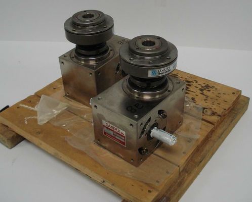 Le moteur est équipé d'un boîtier de vitesses de 45 degrés.