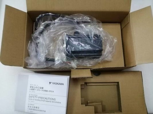 Le moteur de servo industriel Yaskawa SGMP-01AW12