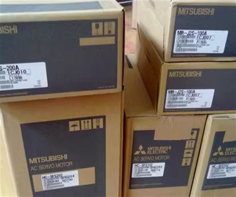 Le moteur de servo rotatif sans balai HC-SFS702