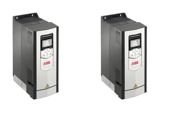 Le C.A. de la basse tension ACS880-01-017A-3 conduit 3AUA0000107991 fixé au mur