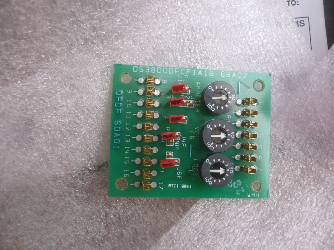 La carte DS3800DFCF de GE dispose de 17 connecteurs à broche unique et de 3 potentiomètres pour régler le courant