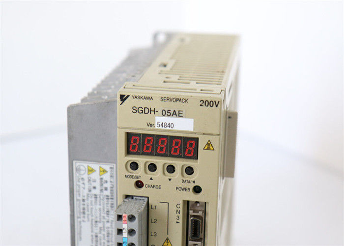 Les servo-entraînements de la série 2 de Yaskawa Sigma SGDH-05AE sont neufs en boîte.