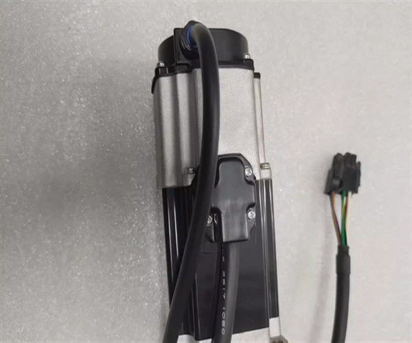 Servo-moteur à courant continu de 3 phases de 200 V à tension d'entrée de 24 V avec couple nominal de 0,637 à 2,39 Nm