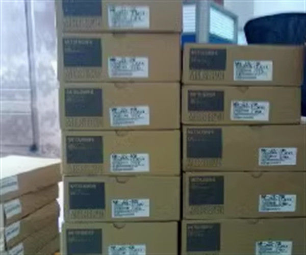 HC-SFS102B Mitsubishi Servo Motor 3 phases de tension CA haute résolution